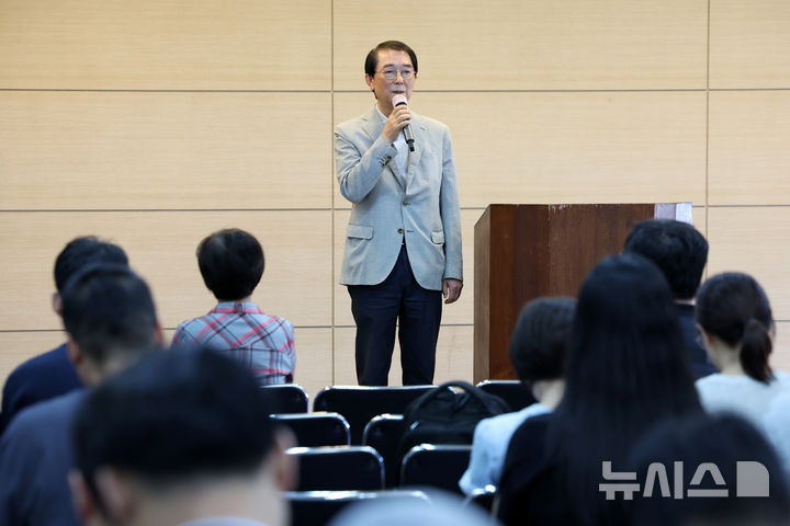 [서울=뉴시스] 박진희 기자 = 북스리브로 김용진 대표이사가 15일 서울 종로구 대한출판문화협회에서 북스리브로 거래 출판사 관계자들에게 파산 관련 설명을 하고 있다. 지난 12일 서울회생법원은 북스리브로에 대한 파산을 선고했으며 '북스리브로' 최대 주주 '전두환 장남' 전재국이다. 2025.09.15. pak7130@newsis.com