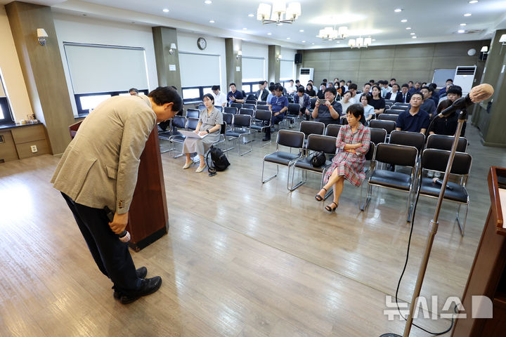 [서울=뉴시스] 박진희 기자 = 북스리브로 김용진 대표이사가 15일 서울 종로구 대한출판문화협회에서 북스리브로 거래 출판사 관계자들에게 사과하고 있다. 지난 12일 서울회생법원은 북스리브로에 대한 파산을 선고했으며 '북스리브로' 최대 주주 '전두환 장남' 전재국이다. 2025.09.15. pak7130@newsis.com