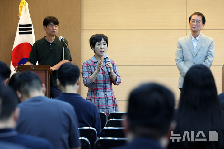 [서울=뉴시스] 박진희 기자 = 북스리브로 김용진(왼쪽) 대표이사와 신영옥(가운데) 본부장이 15일 서울 종로구 대한출판문화협회에서 북스리브로 거래 출판사 관계자들에게 파산 관련 설명을 하고 있다. 지난 12일 서울회생법원은 북스리브로에 대한 파산을 선고했으며 '북스리브로' 최대 주주 '전두환 장남' 전재국이다. 2025.09.15. pak7130@newsis.com