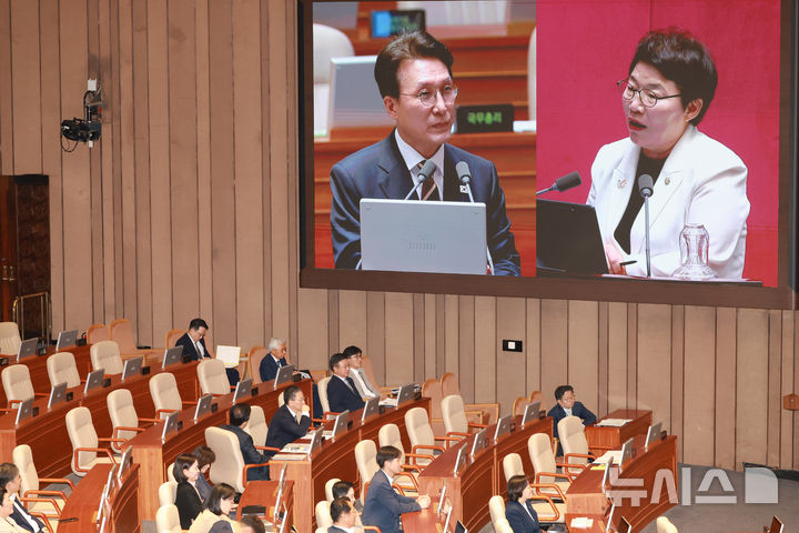 [서울=뉴시스] 고승민 기자 = 임이자 국민의힘 의원이 15일 서울 여의도 국회에서 열린 제429회 국회(정기회) 제5차 본회의 '정치에 관한 질문'에서 김민석 국무총리에게 질의하고 있다. 2025.09.15. kkssmm99@newsis.com
