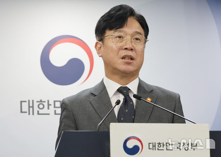 [서울=뉴시스] 김명원 기자 = 김영훈 고용노동부 장관이 15일 서울 종로구 정부서울청사에서 "산업재해 예방은 노사 모두의 이익" 이라며 사고없는 일터, 안전 대한민국을 위한 '노동안전 종합대책'을 발표하고 있다. 2025.09.15. kmx1105@newsis.com