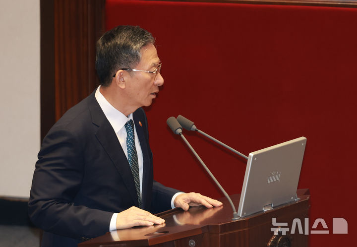 [서울=뉴시스] 고승민 기자 = 정성호 법무부 장관이 지난 9월 15일 서울 여의도 국회에서 열린 제429회 국회(정기회) 제5차 본회의 '정치에 관한 질문'에서 이해식 더불어민주당 의원 질의에 답하고 있다. 2025.09.15. kkssmm99@newsis.com