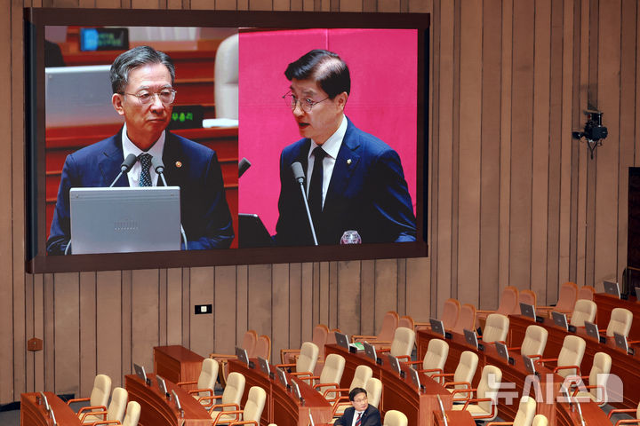 [서울=뉴시스] 고승민 기자 = 이해식 더불어민주당 의원이 15일 서울 여의도 국회에서 열린 제429회 국회(정기회) 제5차 본회의 '정치에 관한 질문'에서 정성호 법무부 장관에게 질의하고 있다. 2025.09.15. kkssmm99@newsis.com