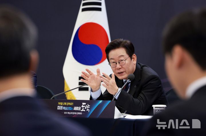 [서울=뉴시스] 고범준 기자 = 이재명 대통령이 지난달 15일 서울 성북구 한국과학기술연구원(KIST)에서 열린 제1차 핵심규제 합리화 전략회의에서 발언하고 있다. 2025.09.15. bjko@newsis.com