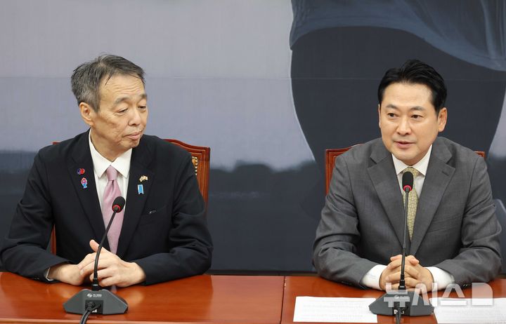 [서울=뉴시스] 조성봉 기자 = 장동혁 국민의힘 대표가 15일 오후 서울 여의도 국회에서 미즈시마 고이치 주한일본대사를 접견하며 인사말을 하고 있다. 2025.09.15. suncho21@newsis.com