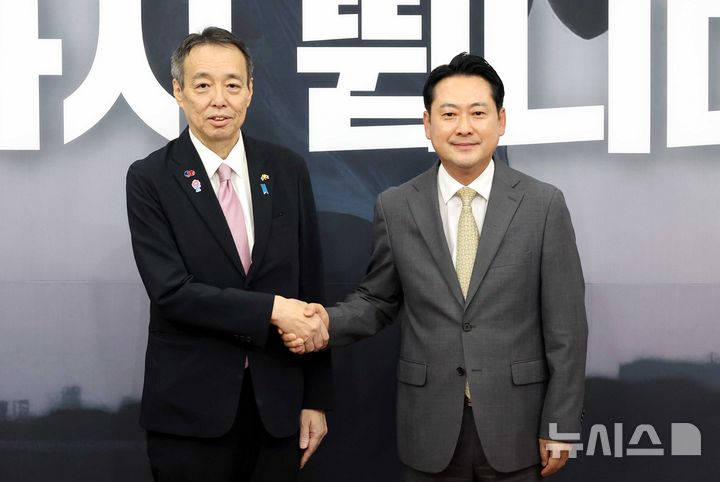 [서울=뉴시스] 조성봉 기자 = 장동혁 국민의힘 대표가 15일 오후 서울 여의도 국회에서 미즈시마 고이치 주한일본대사를 접견하며 악수하고 있다. 2025.09.15. suncho21@newsis.com