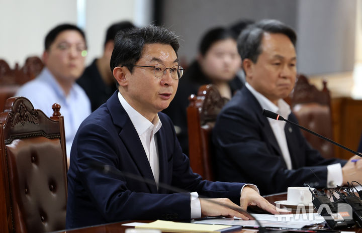 [서울=뉴시스] 김선웅 기자 = 이억원 신임 금융위원장이 15일 서울 중구 은행연합회에서 8대 금융지주(KB, 신한, 우리, 하나, NH농협, BNK, IM, JB) 회장과 간담회를 하고 있다. 2025.09.15. mangusta@newsis.com