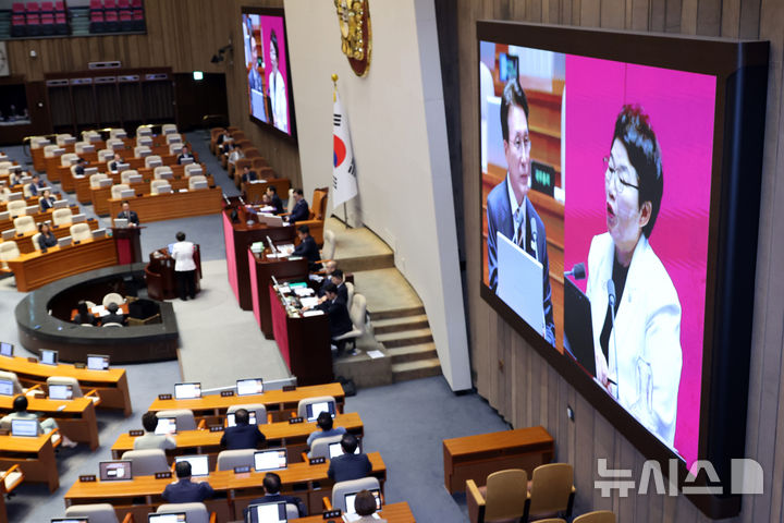 [서울=뉴시스] 김금보 기자 = 임이자 국민의힘 의원이 15일 오후 서울 여의도 국회에서 열린 제429회국회(정기회) 제5차 본회의에서 김민석 국무총리에게 대정부 질문을 하고 있다. 2025.09.15. kgb@newsis.com