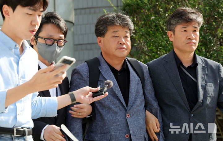 [서울=뉴시스] 홍효식 기자 = 정치자금법 위반 혐의를 받는 박창욱 경북도의원이 지난해 9월 15일 오후 서울 서초구 서울중앙지방법원에서 열린 구속 전 피의자 심문(영장실질심사)을 마친 뒤 법원을 나서고 있다. 2025.09.15. yesphoto@newsis.com