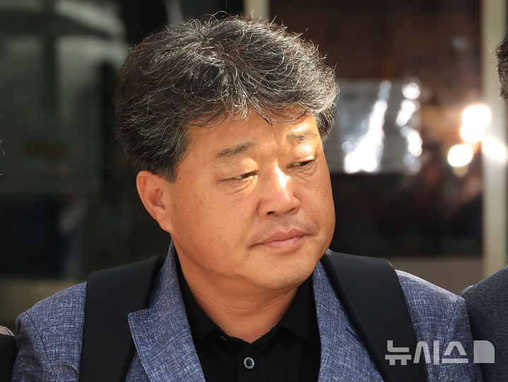[서울=뉴시스] 홍효식 기자 = 정치자금법 위반 혐의를 받는 박창욱 경북도의원이 지난 15일 오후 서울 서초구 서울중앙지방법원에서 열린 구속 전 피의자 심문(영장실질심사)을 마친 뒤 법원을 나서고 있다. (공동취재) 2025.09.16. photo@newsis.com