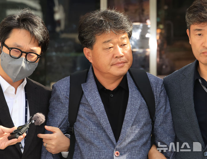 [서울=뉴시스] 홍효식 기자 = 정치자금법 위반 혐의를 받는 박창욱 경북도의원이 15일 오후 서울 서초구 서울중앙지방법원에서 열린 구속 전 피의자 심문(영장실질심사)을 마친 뒤 법원을 나서고 있다. (공동취재) 2025.09.15. photo@newsis.com