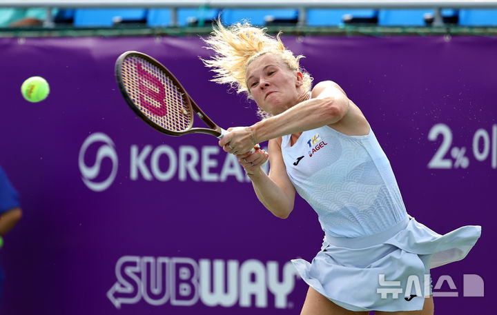[서울=뉴시스] 최진석 기자 = 15일 서울 올림픽공원 테니스경기장에서 열린 국제 여자 프로 테니스 대회 'WTA 500 코리아오픈 2025' 체코 카테리나 시니아코바와 한국 박소현의 32강 경기, 시니아코바가 리턴하고 있다. 2025.09.15. myjs@newsis.com