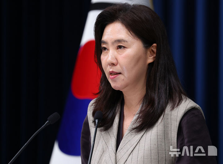 [서울=뉴시스] 고범준 기자 = 강유정 대변인이 15일 서울 용산 대통령실 청사에서 순직 해경 관련 브리핑을 하고 있다. (대통령실통신사진기자단) 2025.09.15. bjko@newsis.com