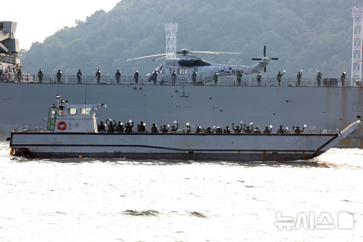 [인천=뉴시스] 전진환 기자 = 지난해 9월 15일 오후 인천 중구 인천 내항 1·8부두에서 열린 제75주년 인천상륙작전 전승 기념식에서 상륙정에 탑승한 해병대 장병들이 상륙작전 재현행사 중 태극기를 흔들고 있다. 2026.09.15. amin2@newsis.com