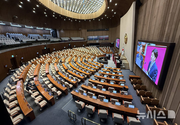 [서울=뉴시스] 조성봉 기자 = 이준석 개혁신당 대표가 15일 오후 서울 여의도 국회에서 열린 제429회국회(정기회) 제5차 본회의에서 정성호 법무부 장관에게 대정부 질문을 하고 있는 가운데 여야 의원들의 빈자리가 눈에 띄고 있다. 2025.09.15. suncho21@newsis.com