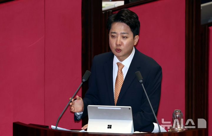 [서울=뉴시스] 조성봉 기자 = 이준석 개혁신당 대표가 15일 오후 서울 여의도 국회에서 열린 제429회국회(정기회) 제5차 본회의에서 김민석 국무총리에게 대정부 질문을 하고 있다. 2025.09.15. suncho21@newsis.com