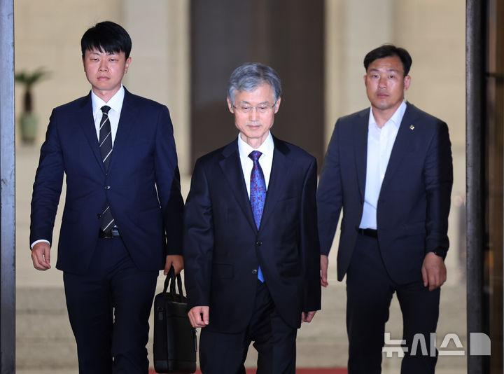 [서울=뉴시스] 배훈식 기자 = 여권의 사퇴 압박을 받은 조희대 대법원장이 15일 오후 서울 서초구 대법원에서 고개를 숙인 채 퇴근하고 있다. 2025.09.15. dahora83@newsis.com