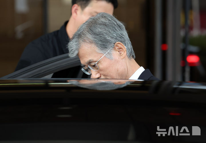 [서울=뉴시스] 배훈식 기자 = 여권의 사퇴 압박을 받은 조희대 대법원장이 15일 오후 서울 서초구 대법원에서 퇴근하며 차량에 타고 있다. 2025.09.15. dahora83@newsis.com