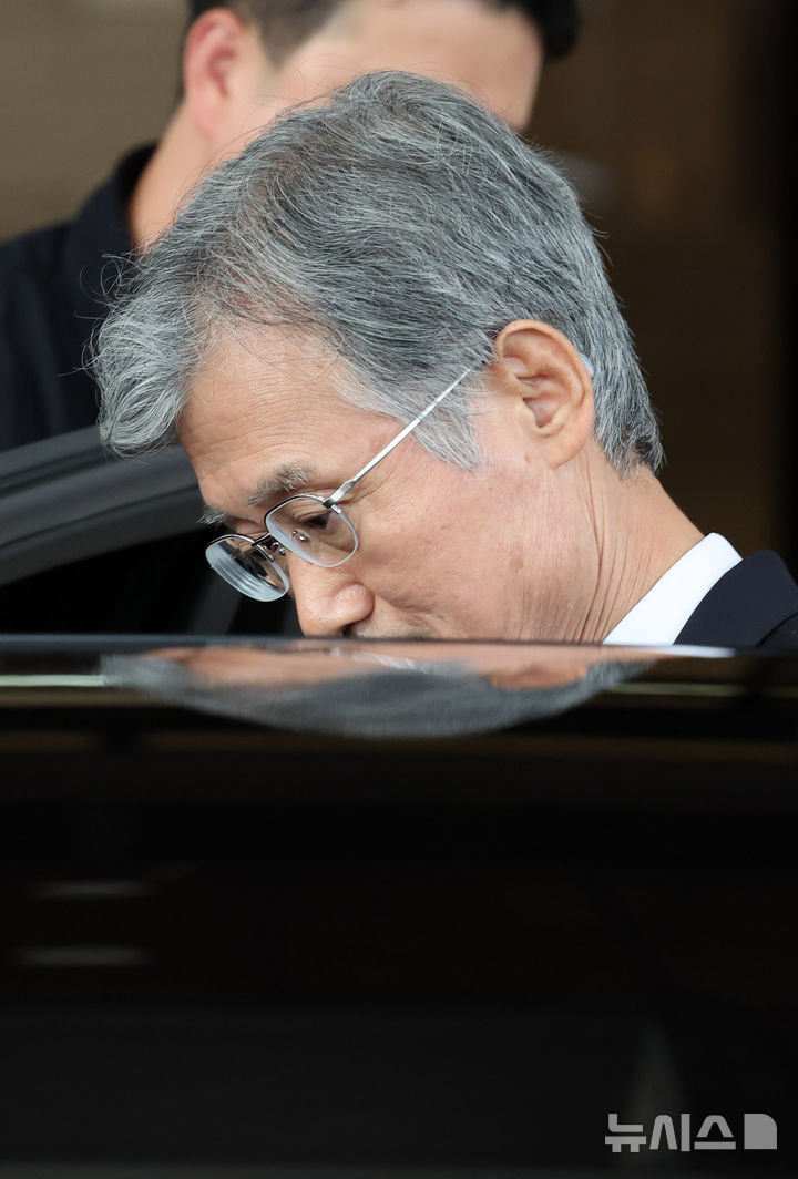 [서울=뉴시스] 배훈식 기자 = 여권의 사퇴 압박을 받은 조희대 대법원장이 15일 오후 서울 서초구 대법원에서 퇴근하며 차량에 타고 있다. 2025.09.15. dahora83@newsis.com