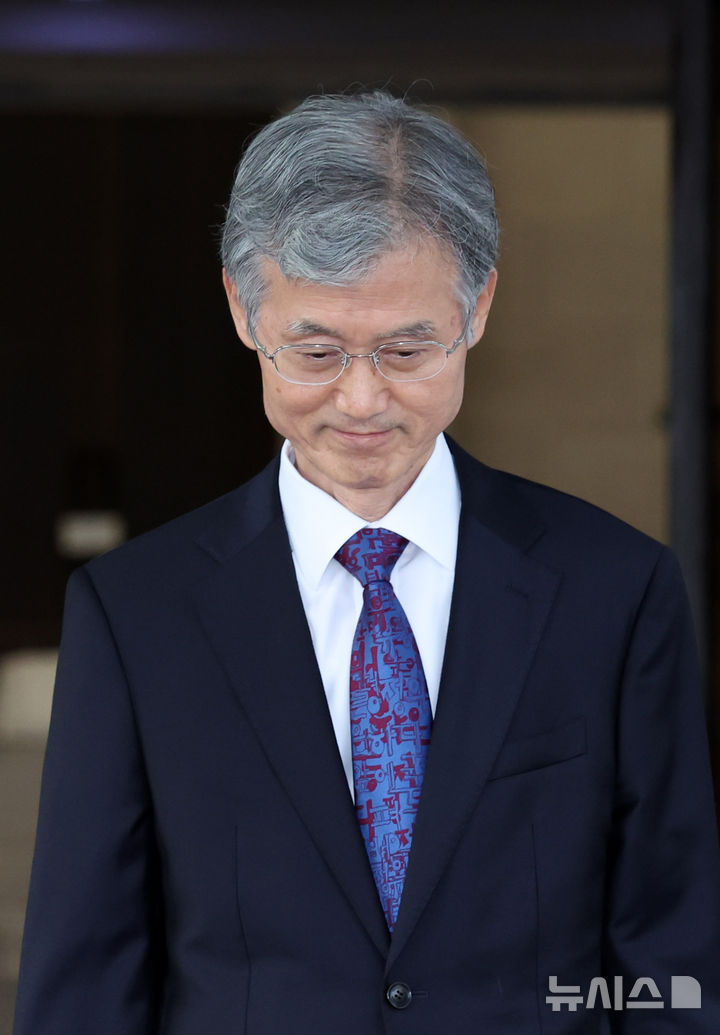 [서울=뉴시스] 배훈식 기자 = 여권의 사퇴 압박을 받은 조희대 대법원장이 15일 오후 서울 서초구 대법원에서 고개를 숙인 채 퇴근하고 있다. 2025.09.15. dahora83@newsis.com