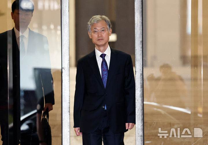 [서울=뉴시스] 배훈식 기자 = 여권의 사퇴 압박을 받은 조희대 대법원장이 15일 오후 서울 서초구 대법원에서 퇴근하고 있다. 2025.09.15. dahora83@newsis.com