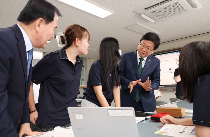 [서울=뉴시스] 황준선 기자 = 최교진 사회부총리 겸 교육부 장관이 15일 오후 충남 금산여자고등학교를 찾아 수업을 참관하며 학생들과 대화하고 있다. (사진=교육부 제공) 2025.09.15. photo@newsis.com *재판매 및 DB 금지