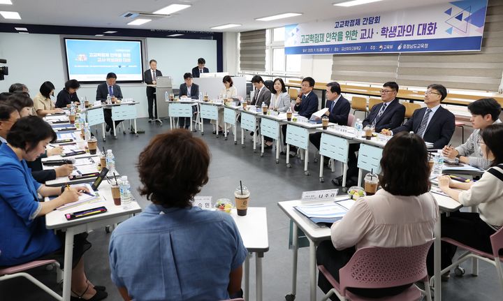 [서울=뉴시스] 황준선 기자 = 최교진 사회부총리 겸 교육부 장관이 지난 9월 15일 오후 충남 금산여자고등학교에서 열린 고교학점제 안착을 위한 교사·학생과의 대화에서 발언하는 모습. (사진=교육부 제공) 2025.09.15. photo@newsis.com *재판매 및 DB 금지