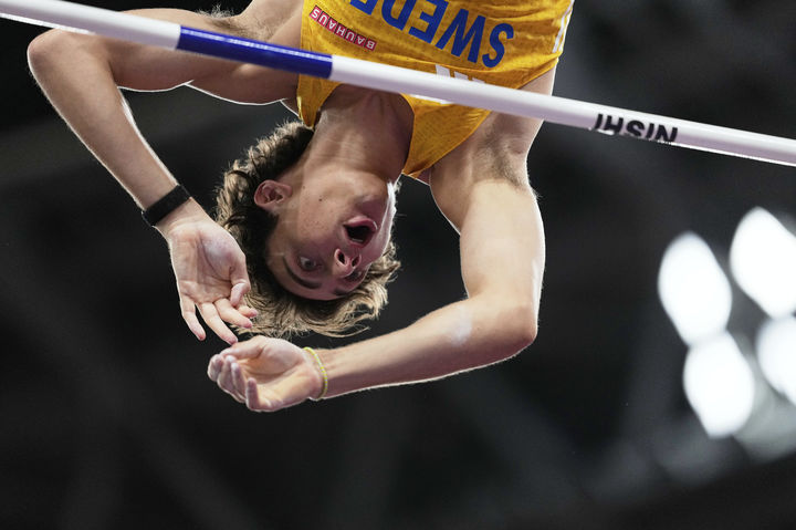 [도쿄=AP/뉴시스] 아먼드 듀플랜티스(스웨덴)가 15일 일본 도쿄국립경기장에서 열린 2025 세계육상선수권대회 남자 장대높이뛰기 결선에서 바를 넘고 있다. 2025.09.16.