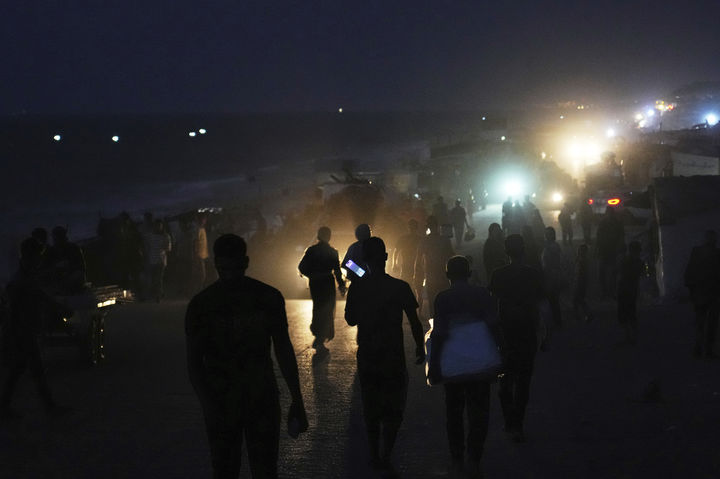 [가자지구=AP/뉴시스] 15일(현지 시간) 가자지구 북부에서 대피한 팔레스타인 주민들이 차량과 도보로 해안 도로를 따라 가자지구 남부로 이동하고 있다. 2025.09.16.