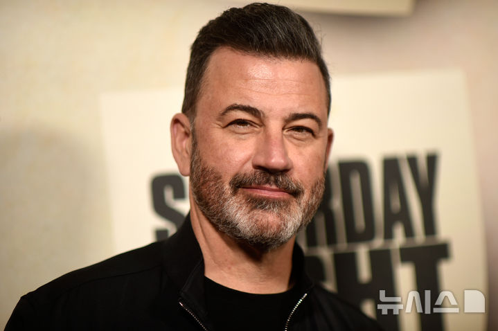 [LA=AP/뉴시스] 미국 월트디즈니컴퍼니 자회사인 ABC방송이 미국의 우익활동가 찰리 커크 총격 사건 관련 발언을 이유로 인기 진행자 지미 키멜이 진행하는 토크쇼 방영을 중단했다고 워싱턴포스트(WP) 등이 17일(현지 시간) 보도했다. 사진은 키멜이 지난해 9월 24일 로스앤젤레스(LA)에서 열린 영화 '토요일 밤' 시사회에 참석한 모습. 2025.09.18.