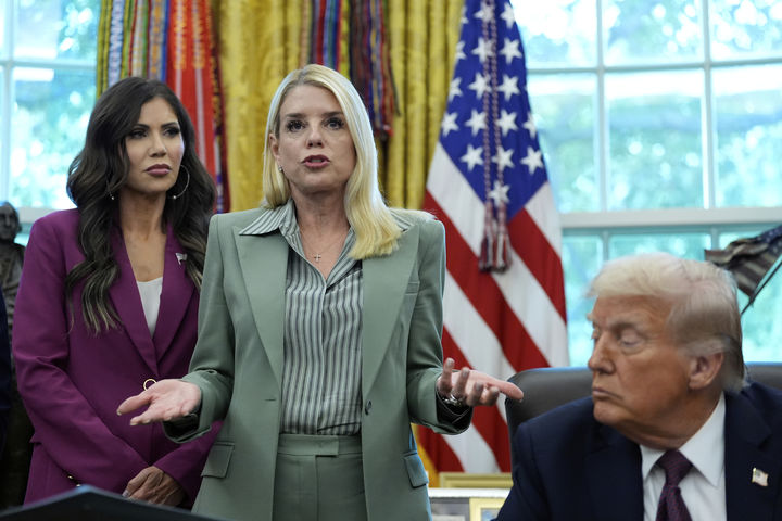 [워싱턴=AP/뉴시스]팸 본디 미 법무장관(가운데)이 15일(현지시각) 백악관 대통령 집무실에서 발언하는 것을 도널드 트럼프 대톻령이 듣고 있다. 본디가 이날 증오 발언을 처벌하겠다고 밝히면서 표현의 자유를 중시하는 보수파의 거센 비난을 초래했다. 2025.9.17. 
