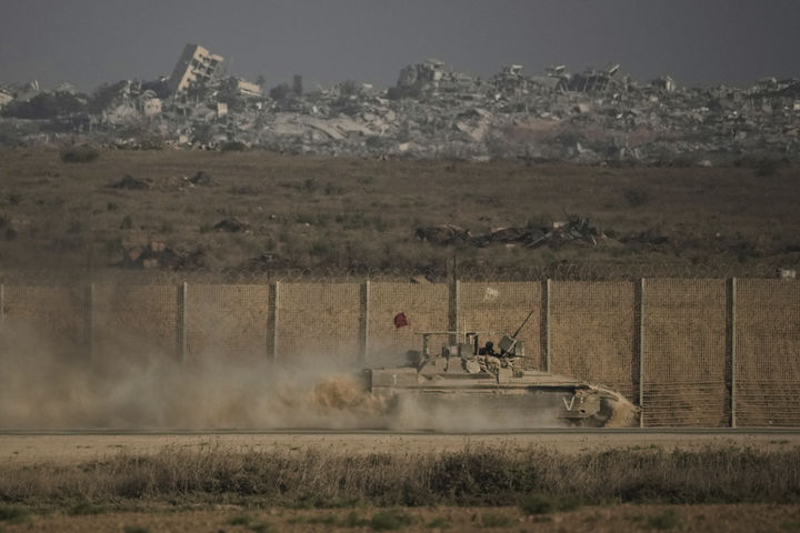 [AP/뉴시스] 16일(현지 시간) 이스라엘 남부에서 바라본 가자지구에서 이스라엘 장갑차가 국경을 따라 이동하고 있다. 2025.09.16.
