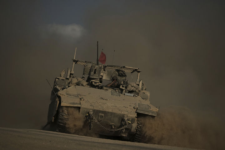 [AP/뉴시스] 16일(현지 시간) 이스라엘 남부에서 이스라엘 장갑차가 가자지구와 국경을 따라 이동하고 있다. 이스라엘군은 전날 밤 가자시티에서 지상전을 개시했다. 2025.09.16.