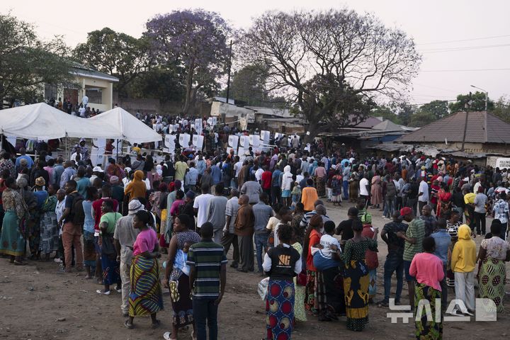 [AP/뉴시스] 18일 말라위 대통령선거 투표소 앞 