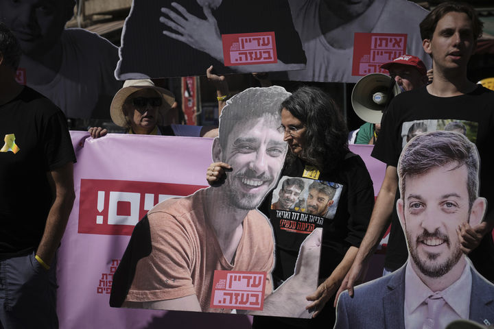 [가자시티=AP/뉴시스] 16일(현지 시간) CNN에 따르면 팔레스타인 무장 정파 하마스는 성명을 통해 "도시는 전례 없는 야만적 시온주의자들의 전쟁 고조를 목격하고 있고, 이는 팔레스타인 민족에 대한 조직적 집단학살 전쟁의 새로운 장"이라고 밝혔다. 사진은 16일(현지 시간) 이스라엘 예루살렘에서 가자지구에 억류 중인 인질 석방과 전쟁 종식을 촉구하는 시위가 벌어지고 있다. 2025.09.17.