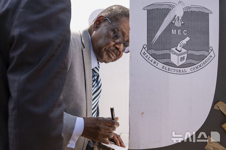 [AP/뉴시스] 대선 후보인 피터 무타리카 전 대통령의 투표