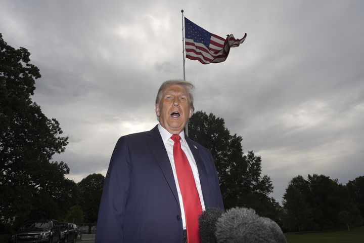 [워싱턴=AP/뉴시스]도널드 트럼프 미국 대통령이 16일(현지 시간) 미 백악관에서 전용헬기 마린원에 탑승하기 앞서 취재진 질문에 답변하고 있다. 2025.09.16.