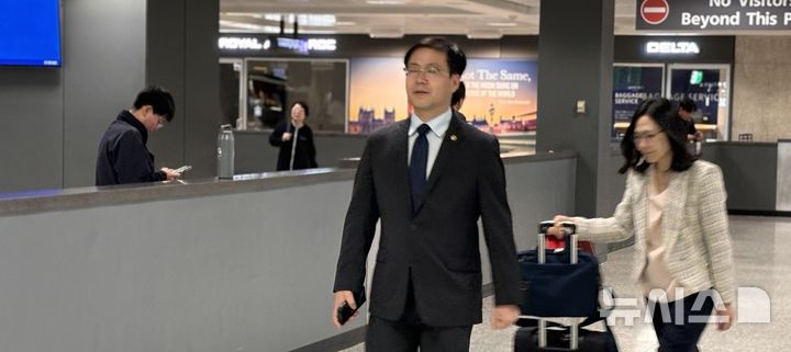 [워싱턴=뉴시스]이윤희 특파원 = 여한구 산업부 통상교섭본부장이 15일(현지 시간) 미 워싱턴DC 인근 덜레스국제공항으로 입국하고 있다. 2025.09.16.