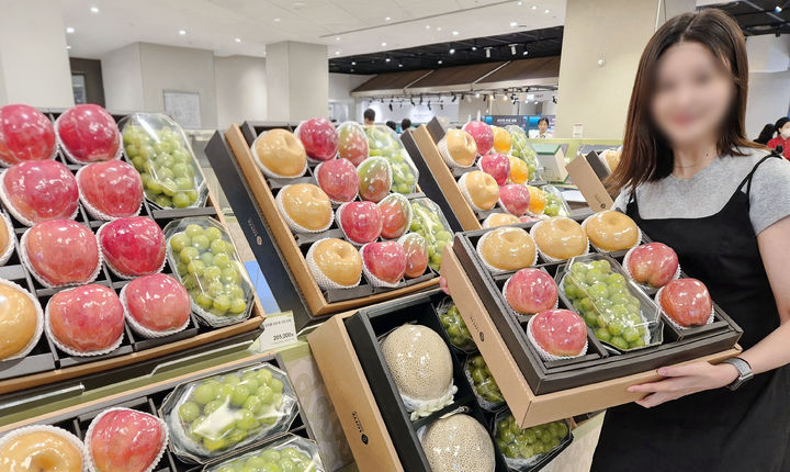 [부산=뉴시스] 롯데백화점 부산본점 식품관에서 직원이 엄선한 프리미엄 과일 선물세트를 선보이고 있다. (사진=롯데백화점 제공) 2025.09.16. photo@newsis.com&nbsp; *재판매 및 DB 금지