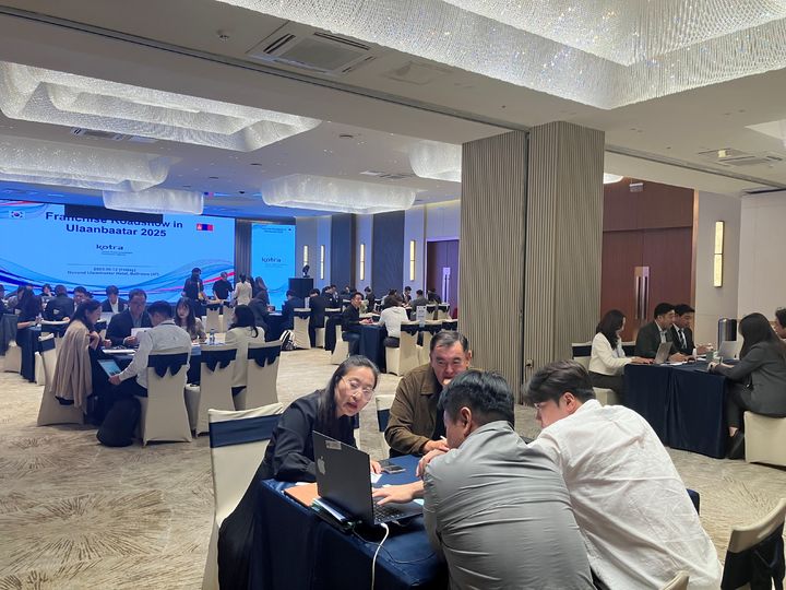 [서울=뉴시스] 코트라는 지난 11일 몽골 울란바토르에서 열린 프랜차이즈 로드쇼에 이어 열었으며, 이어 17일에는 싱가포르에서 연달아 개최할 예정이다. 사지은 울란바토르 프랜차이즈 로드쇼 상담장의 모습. (사진=코트라 제공) 2025.09.16 photo@newsis.com&nbsp; *재판매 및 DB 금지