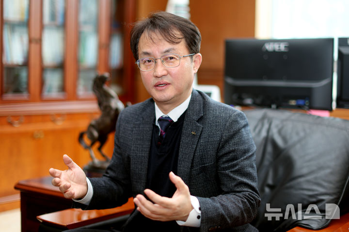 [부산=뉴시스] 백재현 기자 = 엄영석 렛츠런파크 부산경남본부장이 15일 오후 집무실에서 가진 개장 20주년 기념 인터뷰에서 지난 20년과 앞으로의 계획에 대해 설명하고 있다. 2025.09.15. itbrian@newsis.com