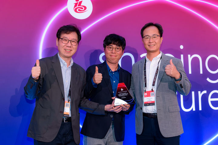 [서울=뉴시스] SK텔레콤과 SK브로드밴드가 세계 최대 규모 방송·미디어 전시회인 IBC 2025에서 수여하는 이노베이션 어워드에서 수상했다. (사진=SKT 제공) *재판매 및 DB 금지