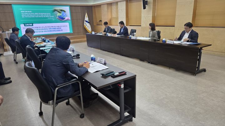 [안산=뉴시스] 환경부 평가단이 15일 안산시청 제1회의실에서 올해 환경교육도시 지정을 위한 현장평가를 진행하고 있다. (사진=안산시 제공) 2025.09.16. photo@newsis.com *재판매 및 DB 금지