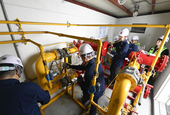 [서울=뉴시스] 지난 15일, 한국공항공사 내부 시설전문가와 한국가스안전공사의 가스안전진단 전문가로 구성된 합동점검반이 김포공항 가스공급시설에 대한 특별점검을 실시하고 있다. 2025.09.16. (사진=한국공항공사 제공) photo@newsis.com *재판매 및 DB 금지