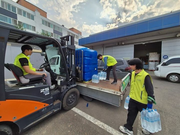 [세종=뉴시스]산청군농협이 수해로 인한 단수 지역에 공급할 생수를 실고 있다. (사진=농협중앙회 제공) *재판매 및 DB 금지
