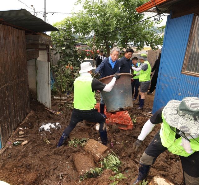 [세종=뉴시스]강호동 농협중앙회장이 경기 가평군의 한 농가에서 침수된 가재도구를 옮기고 있다. (사진=농협중앙회 제공) *재판매 및 DB 금지