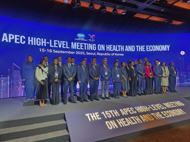 [서울=뉴시스] 정은경 보건복지부 장관이 16일 2025 APEC 보건과경제 고위급회의에 참석해 단체사진을 찍고 있다. *재판매 및 DB 금지