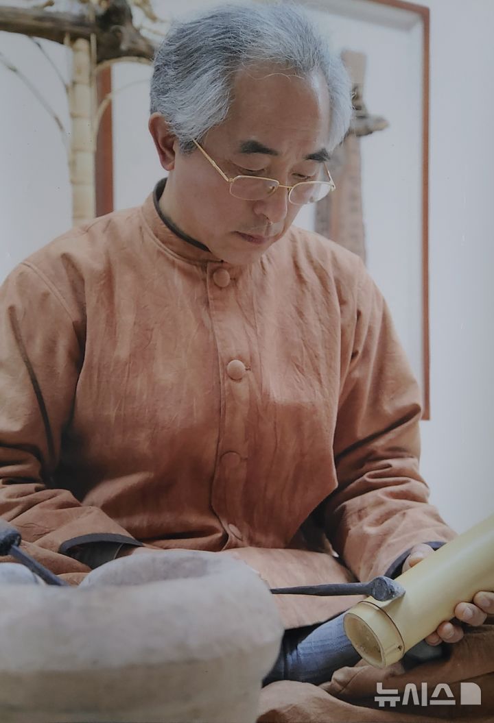 [하동=뉴시스] 국가무형유산 낙죽장 김기찬 선생 모습.