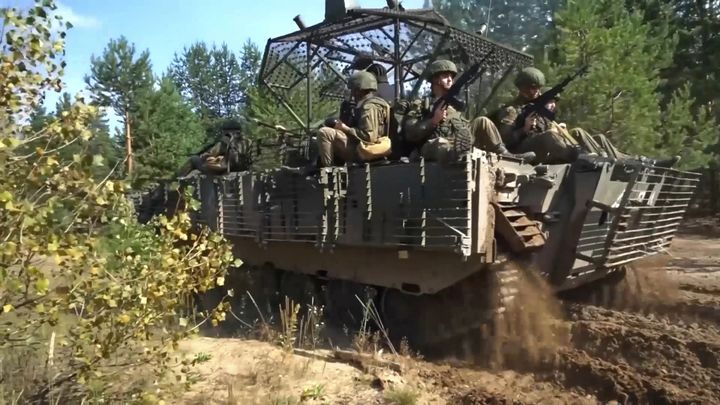 [서울=AP/뉴시스]러시아군과 벨라루스군이 12일(현지 시간) 연합군사훈련 '자파드(Zapad) 2025'에 임하고 있다. (사진=러시아 국방부/AP) 2025.09.16.