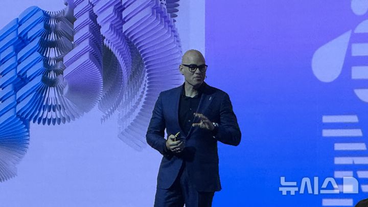 [서울=뉴시스] 윤정민 기자 = 한스 데커스 IBM 아시아태평양 총괄 사장은 16일 오전 서울 강남구 그랜드 인터컨티넨탈 서울 파르나스에서 열린 'IBM AI 서밋 코리아'에서 기조연설을 진행하고 있다. 2025.09.16. alpaca@newsis.com